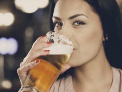 Beber cerveza podría retrasar la aparición de arrugas