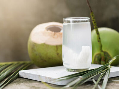 Beneficios de tomar agua de coco en ayunas