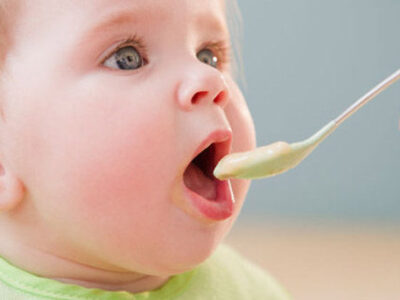 Alimentos para bebé; alerta la OMS sobre azúcar excesiva