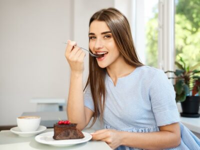 Desayunar pastel de chocolate puede ayudar a bajar de peso