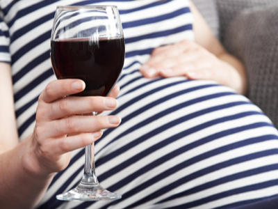 Incluso un poco de alcohol en el embarazo aumenta riesgo de aborto