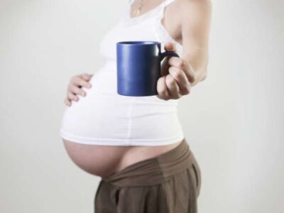 Cafeína durante el embarazo puede dañar el hígado del bebé