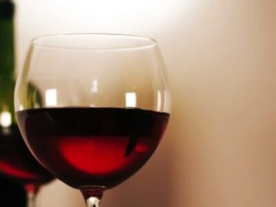Vino tinto podría funcionar contra el estrés y depresión