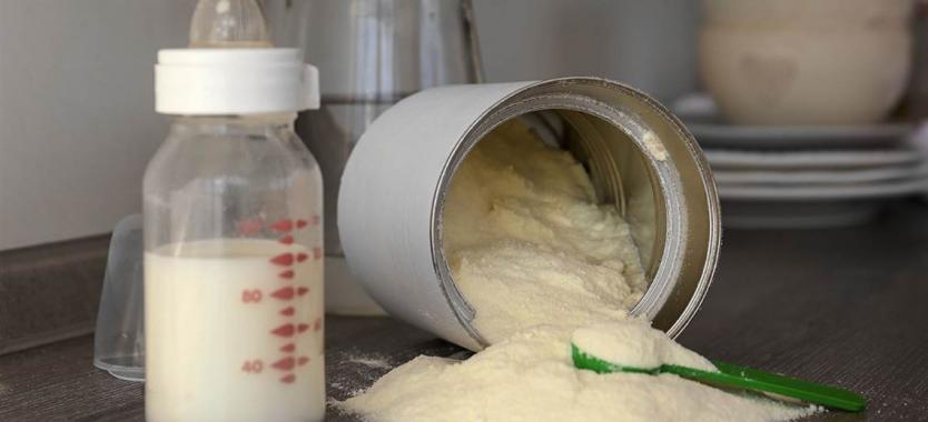 Madre denuncia a fabricante de leche en polvo porque su bebé vomitó un gusano