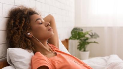 Audífonos a volumen excesivo puede provocar afectaciones en el oído