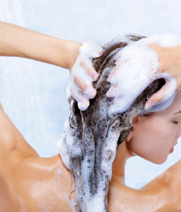 Así usas jabón de ropa para lavar tu cabello y lucirlo libre de grasa