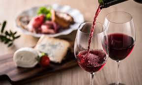 Tomar vino podría reducir la gravedad de la Covid-19, indican científicos