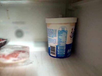 Por estas razones NO debes guardar comida en envases de yogur