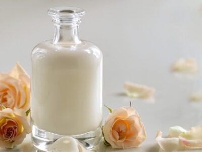 Beneficios del suero de leche en la piel como remedio natural