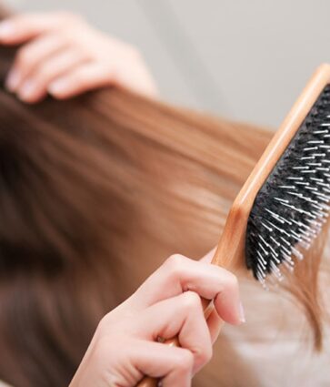 La vitamina H contribuye al mantenimiento de tu cabello sano