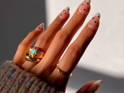 Estrellas doradas protagonizan las uñas de la última manicura francesa que se ha hecho viral