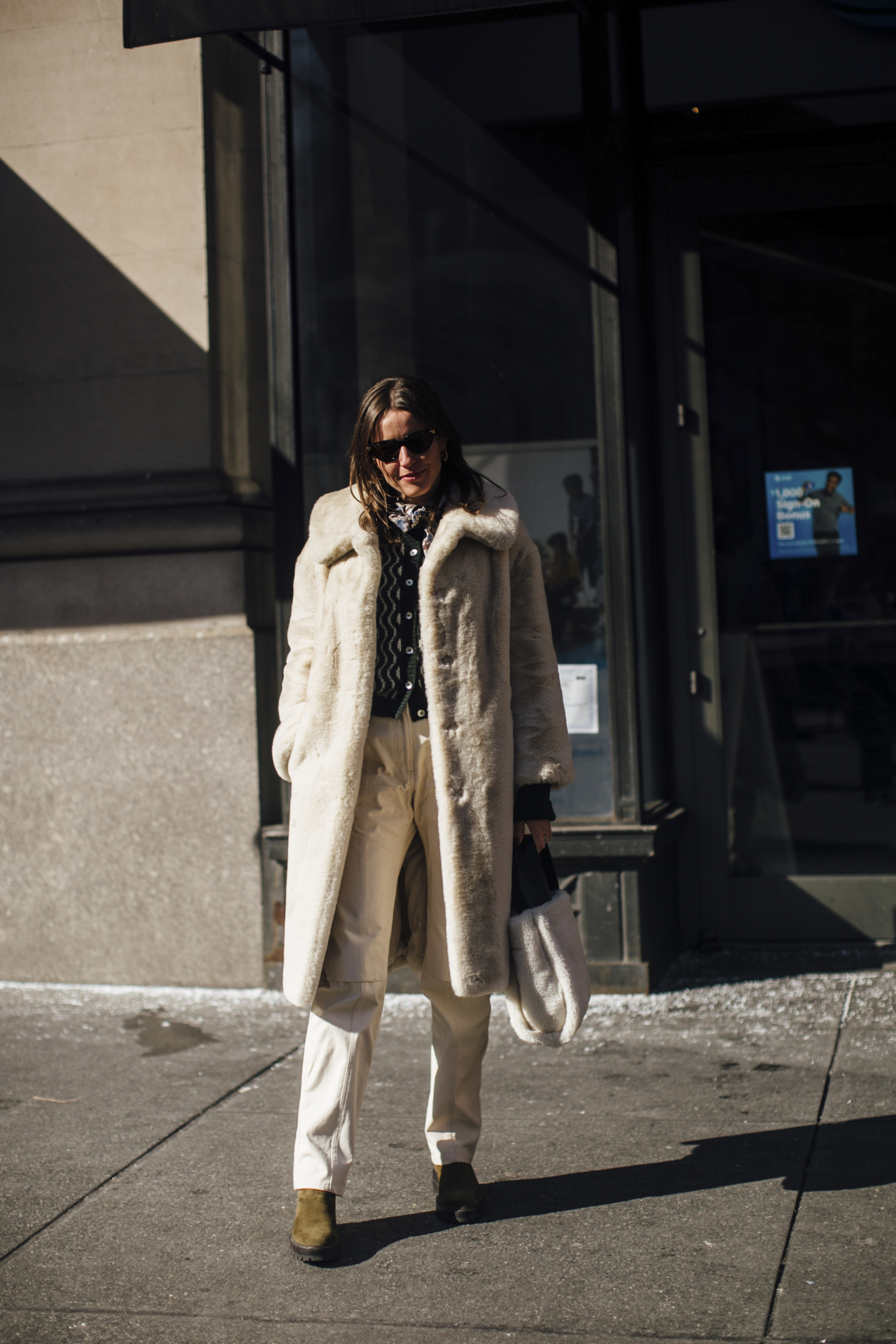 Vaquero blanco y abrigo de pelo en las calles de Nueva York.