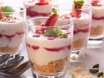 ‘Trifle’ de fresa y quark con pistachos