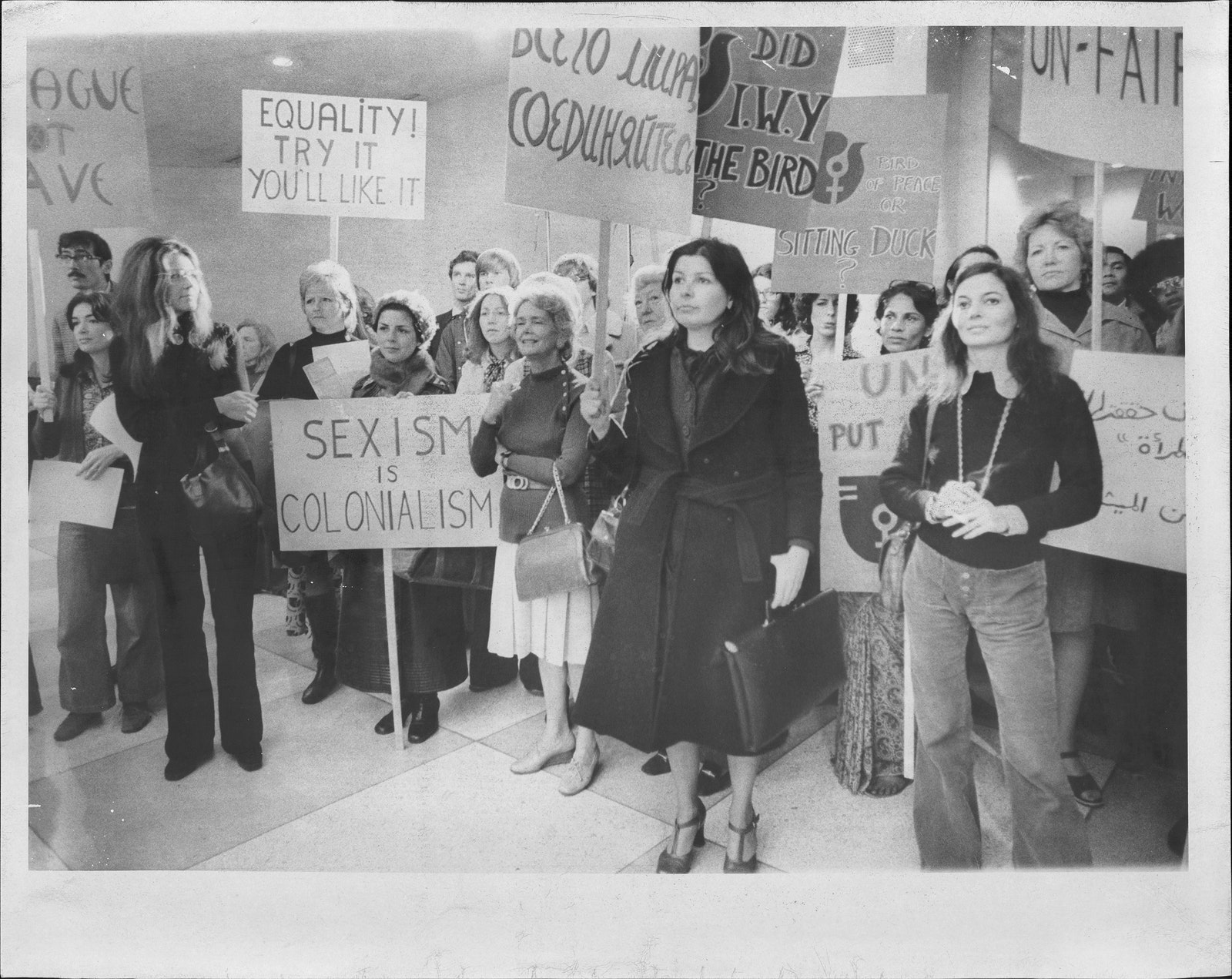Gloria Steinem en una manifestación por los derechos de la mujer en el Edificio de las Naciones Unidas de Nueva York en 1975