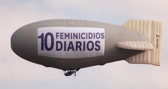 ‘Con dolor en el cielo’: el dirigible que exhibe los 10 feminicidios al día que pasan en México
