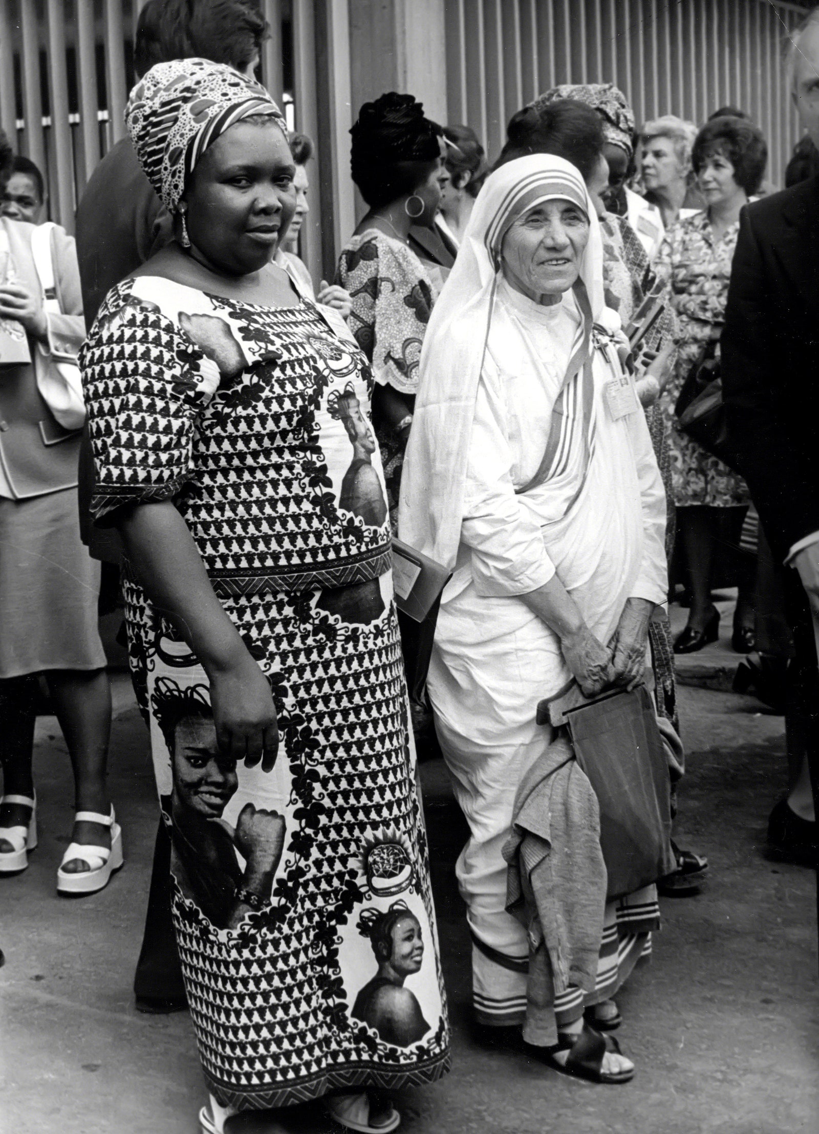 La Madre Teresa  y una delegada africana asisten a la primera conferencia mundial sobre la mujer organizada por las...