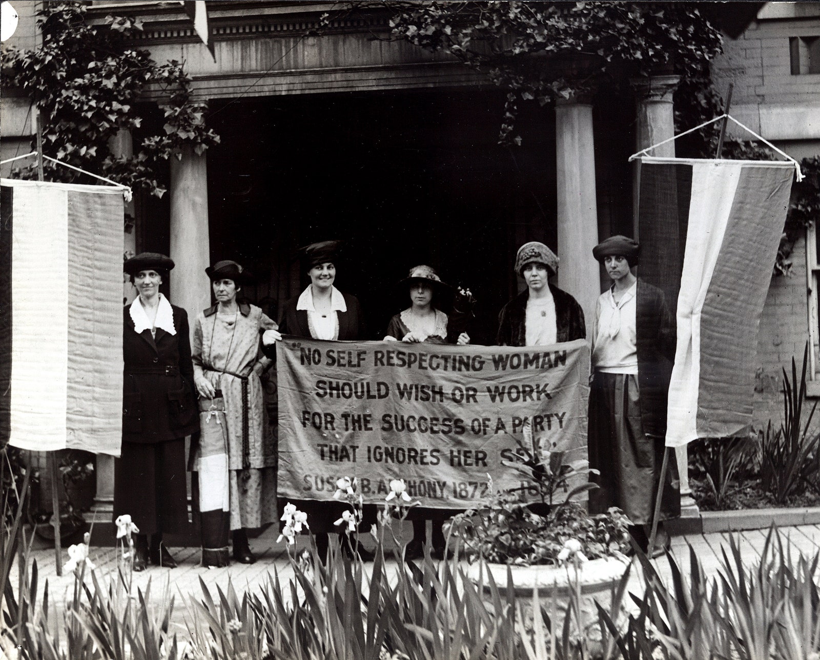 Fotografía de seis sufragistas en la Convención Nacional Republicana de 1920 en Chicago reunidas frente a un edificio...