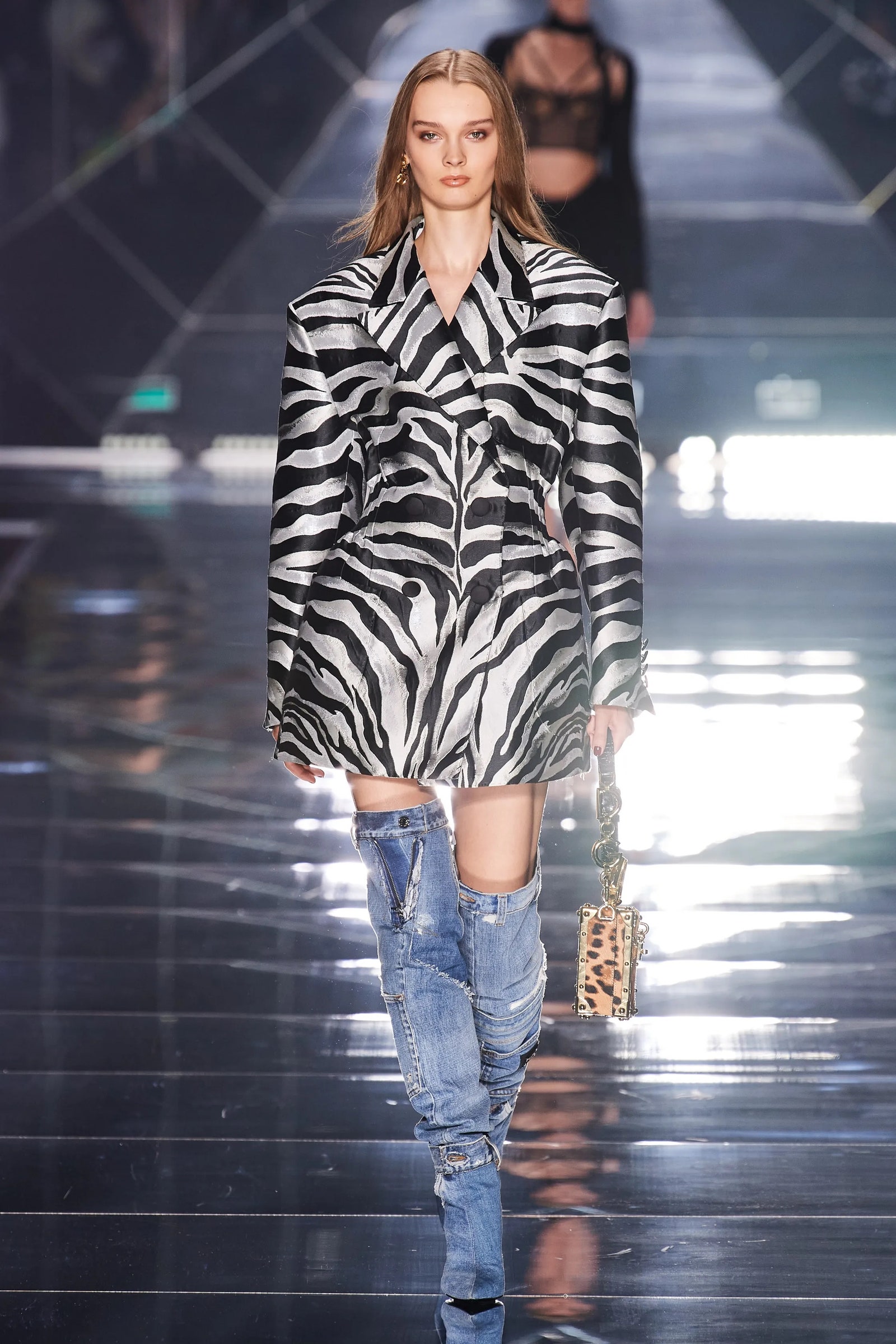 Modelo con traje de Dolce  Gabbana PrimaveraVerano 2022 de denim