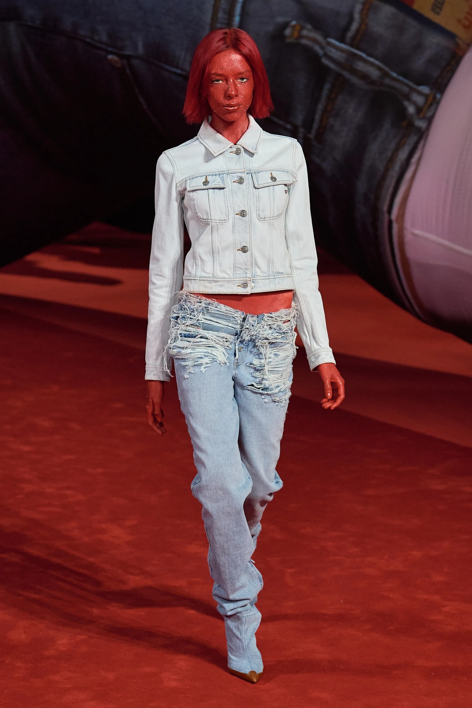 Mujer con jeans de Diesel OtoñoInvierno 20222023