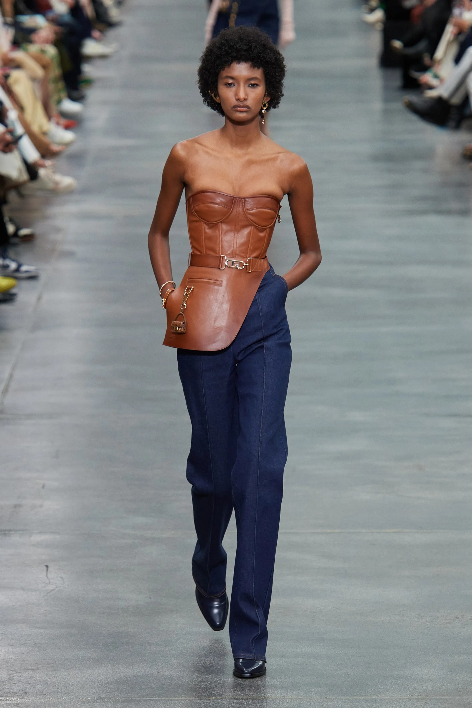 Modelo con jeans de Fendi OtoñoInvierno 20222023