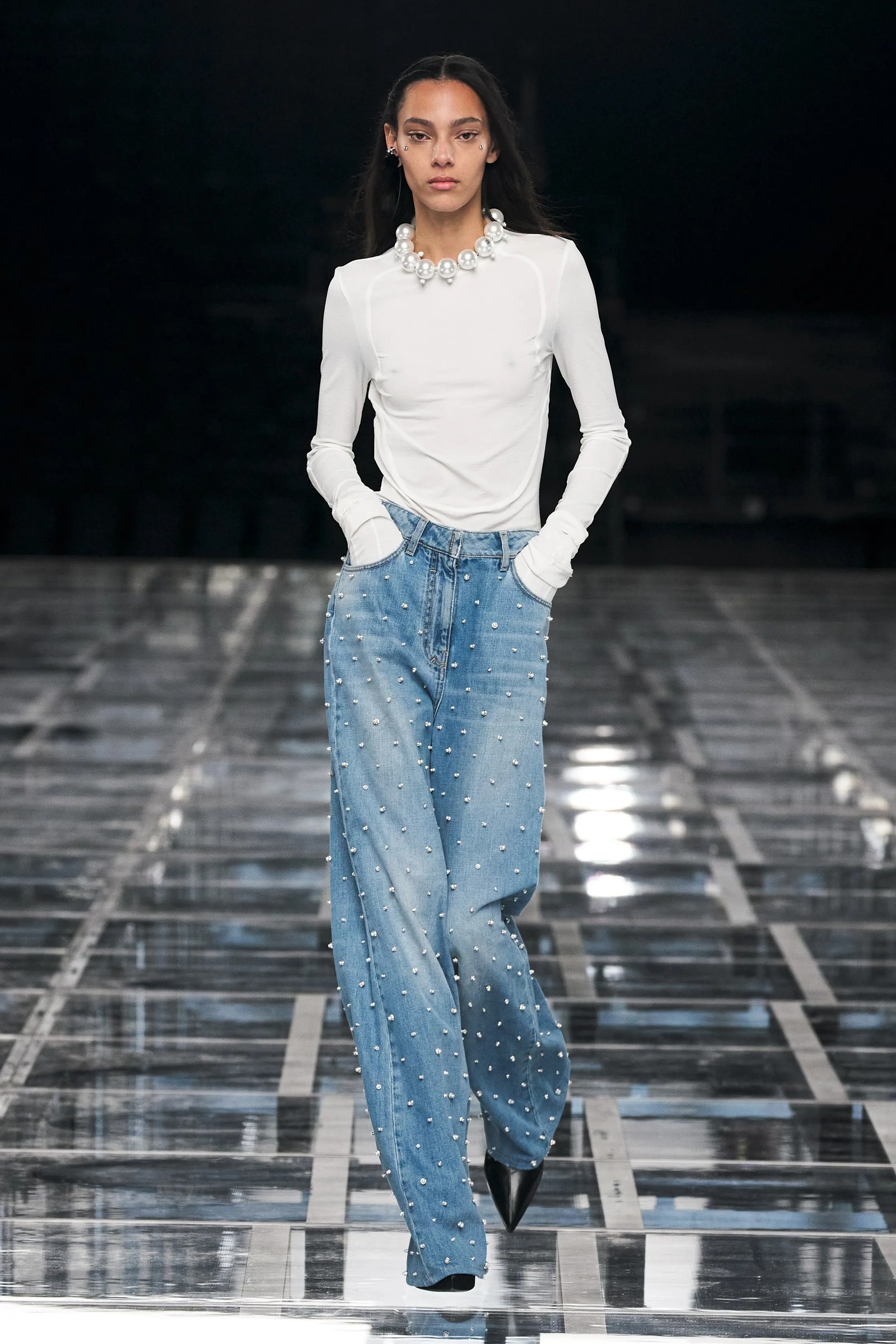 Modelo con jeans de Givenchy OtoñoInvierno 20222023