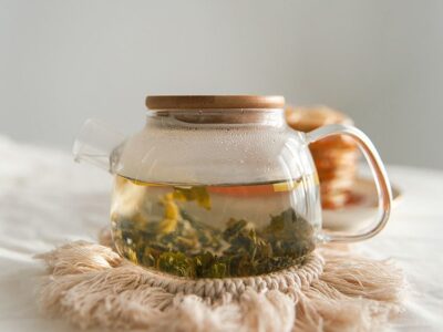 Aprende a preparar la mascarilla vegana con té verde que se ha hecho viral