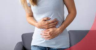 ¿Qué causa la hinchazón abdominal?