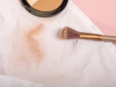 Así puedes eliminar las manchas de maquillaje de tu ropa con este remedio