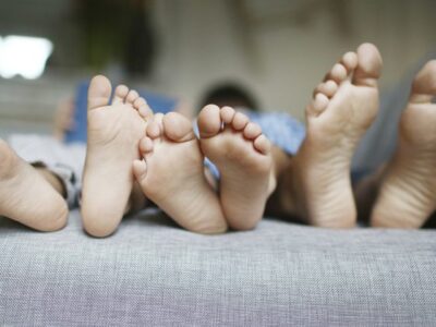 4 claves para cuidar tus pies y los de tu familia con una rutina diaria de diez