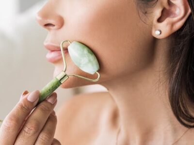 ¿Cuáles son los beneficios de los rodillos de jade para tu piel? Dermatólogos responden