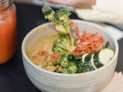 Cena Ligera: Ensalada de brócoli con aguacate, una opción rápida y saludable