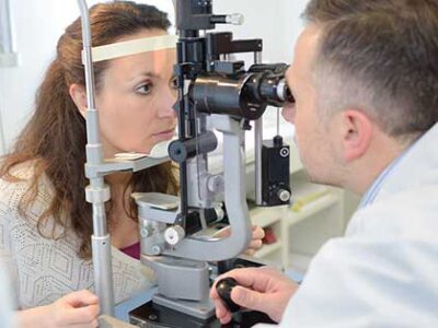 La importancia de consultar a un oftalmólogo si tienes síntomas o factores de riesgo de enfermedad ocular
