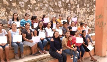 Capacita IQM a 350 habitantes de Landa de Matamoros en finanzas personales, empoderamiento y planes de vida