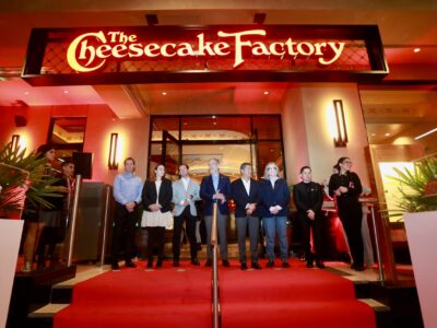 Titular de SEDESU inaugura Cheesecake Factory