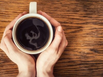 ¿Por qué se cree que la cafeína ayuda a perder peso?