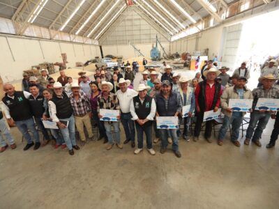 Apoya SEDEA con forraje a ganaderos de Huimilpan y Pedro Escobedo