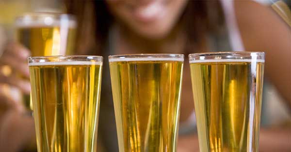 Beber alcohol en exceso ¿por qué es más peligroso para el hígado que hacerlo a diario y con moderación?
