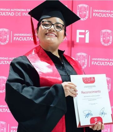 Laura Ireta , la primera mujer graduada del Doctorado en Mecatrónica de la UAQ